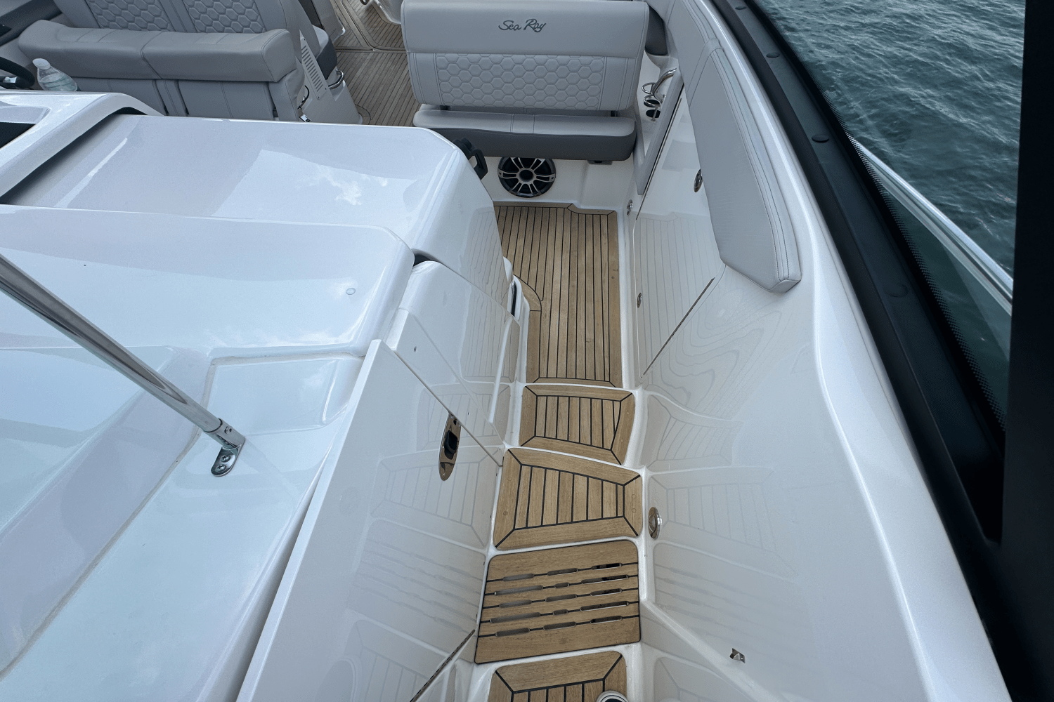 2023 Sea Ray Sundancer 320 Image Thumbnail #23