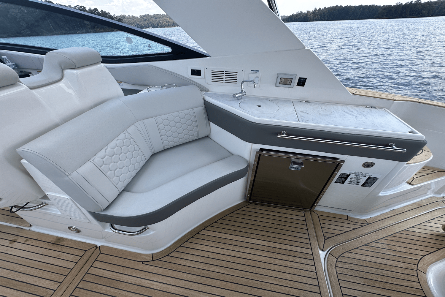 2023 Sea Ray Sundancer 320 Image Thumbnail #30