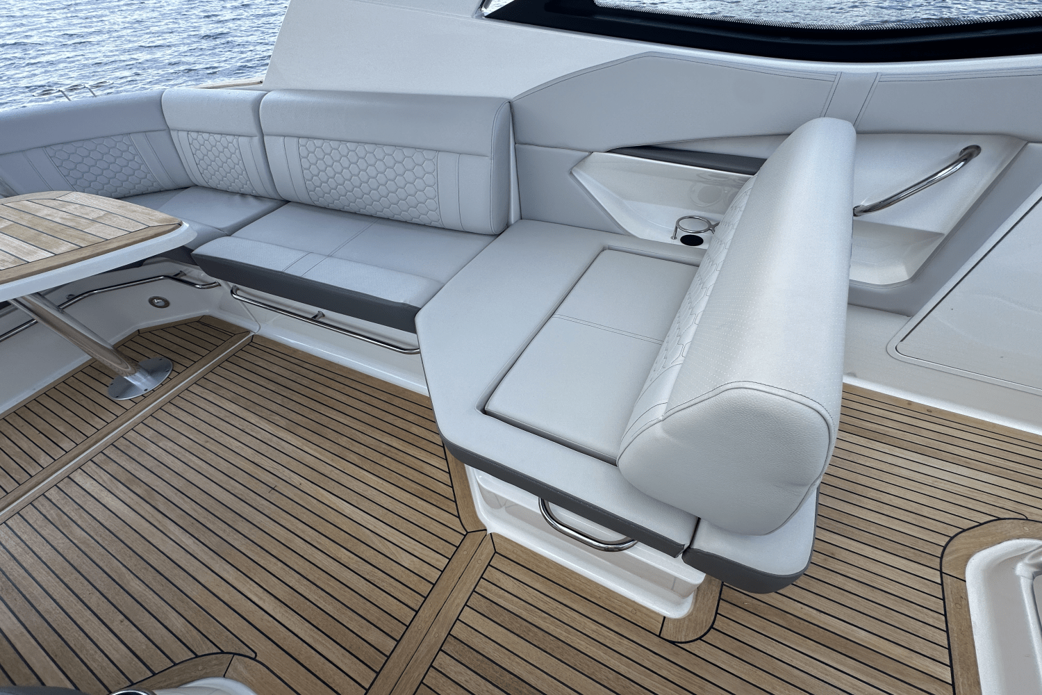 2023 Sea Ray Sundancer 320 Image Thumbnail #28