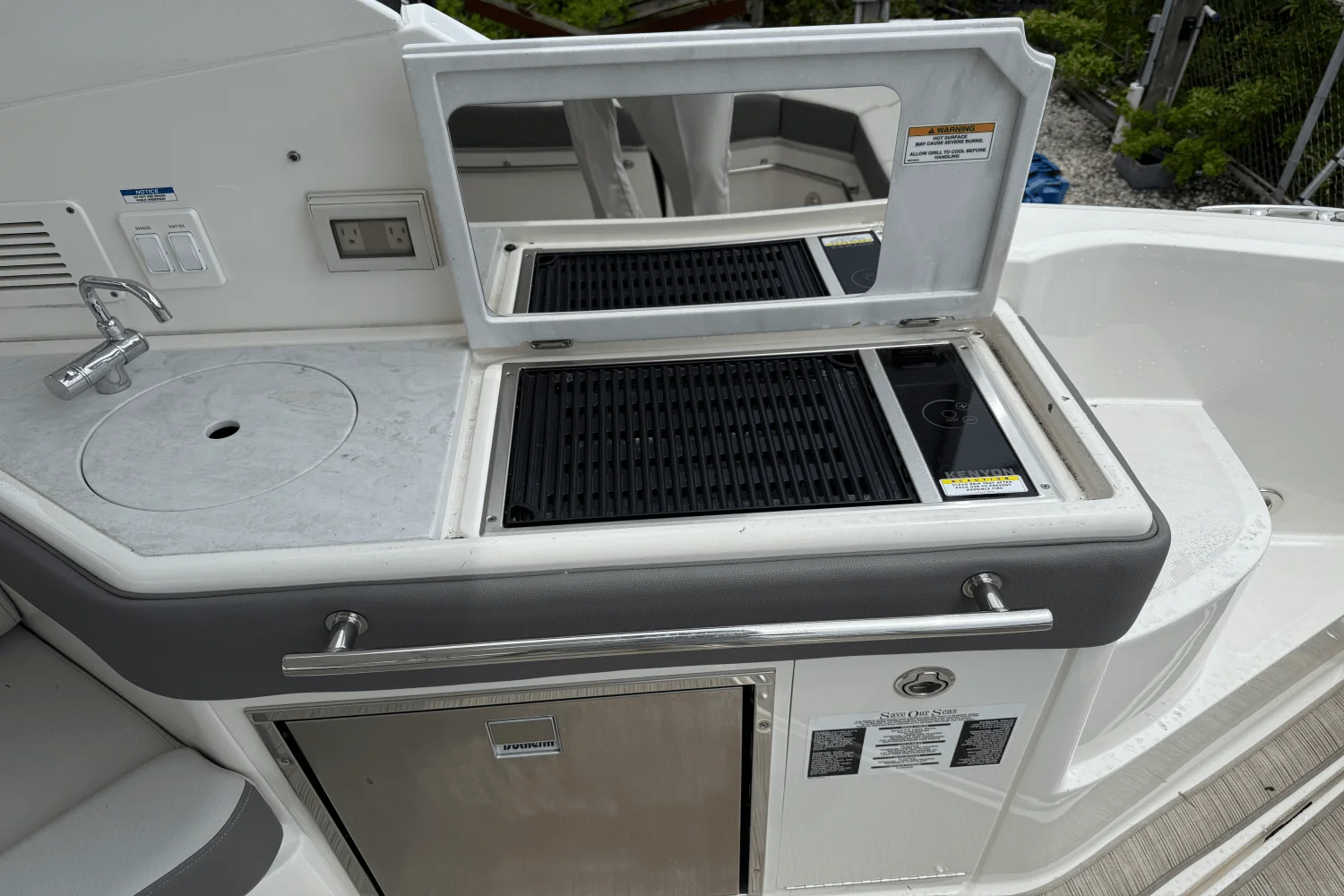 2024 Sea Ray Sundancer 320 Outboard Image Thumbnail #4