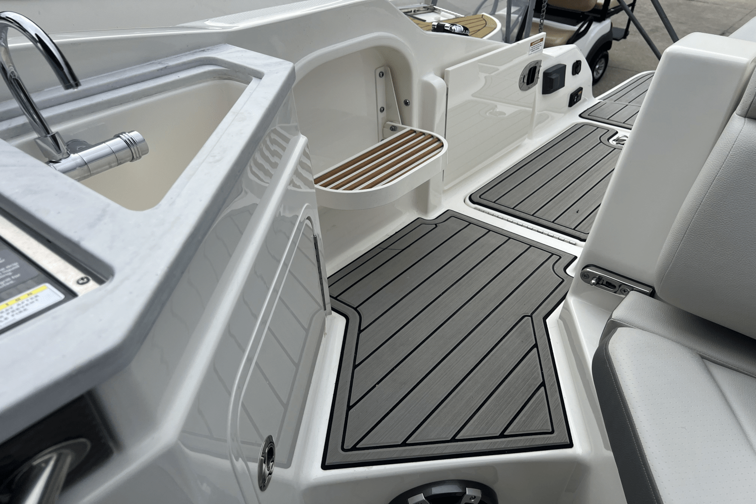 2025 Sea Ray SDX 290 Image Thumbnail #16