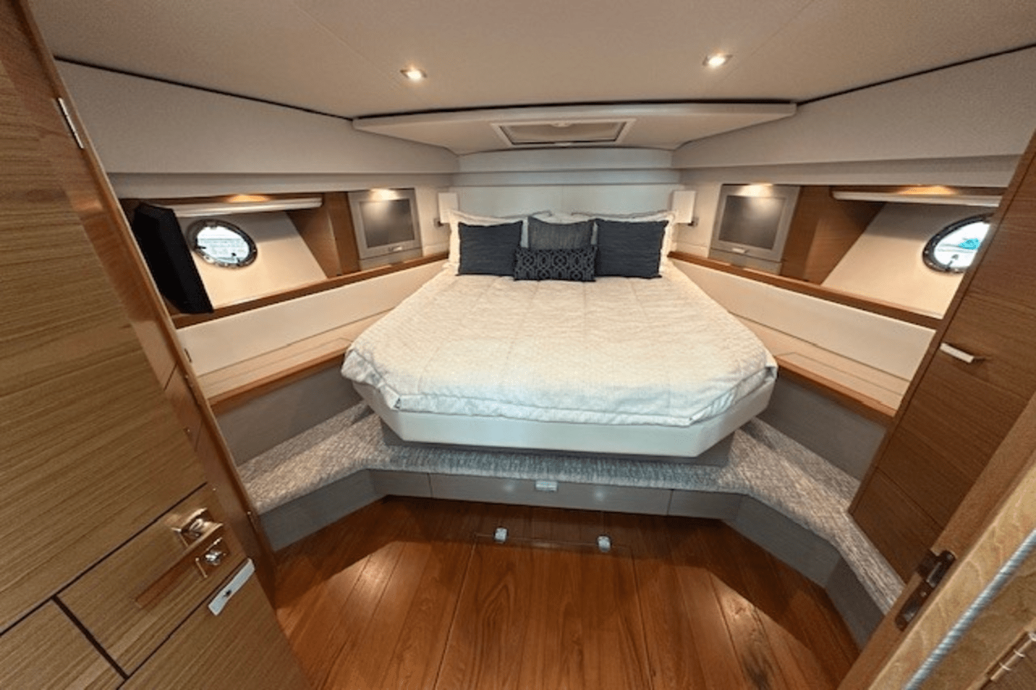 2022 Tiara Yachts 44 COUPE Image Thumbnail #37