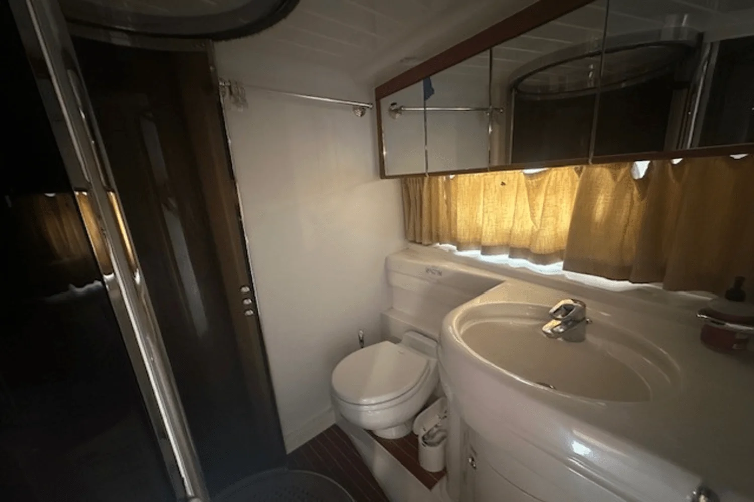 1998 Viking 52 FLYBRIDGE Image Thumbnail #52