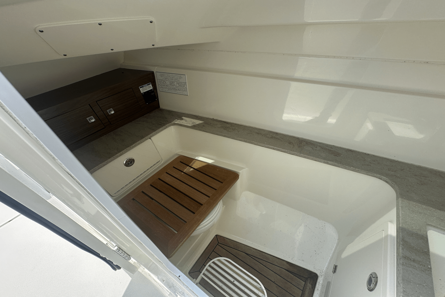 2016 Boston Whaler 320 VANTAGE Image Thumbnail #19