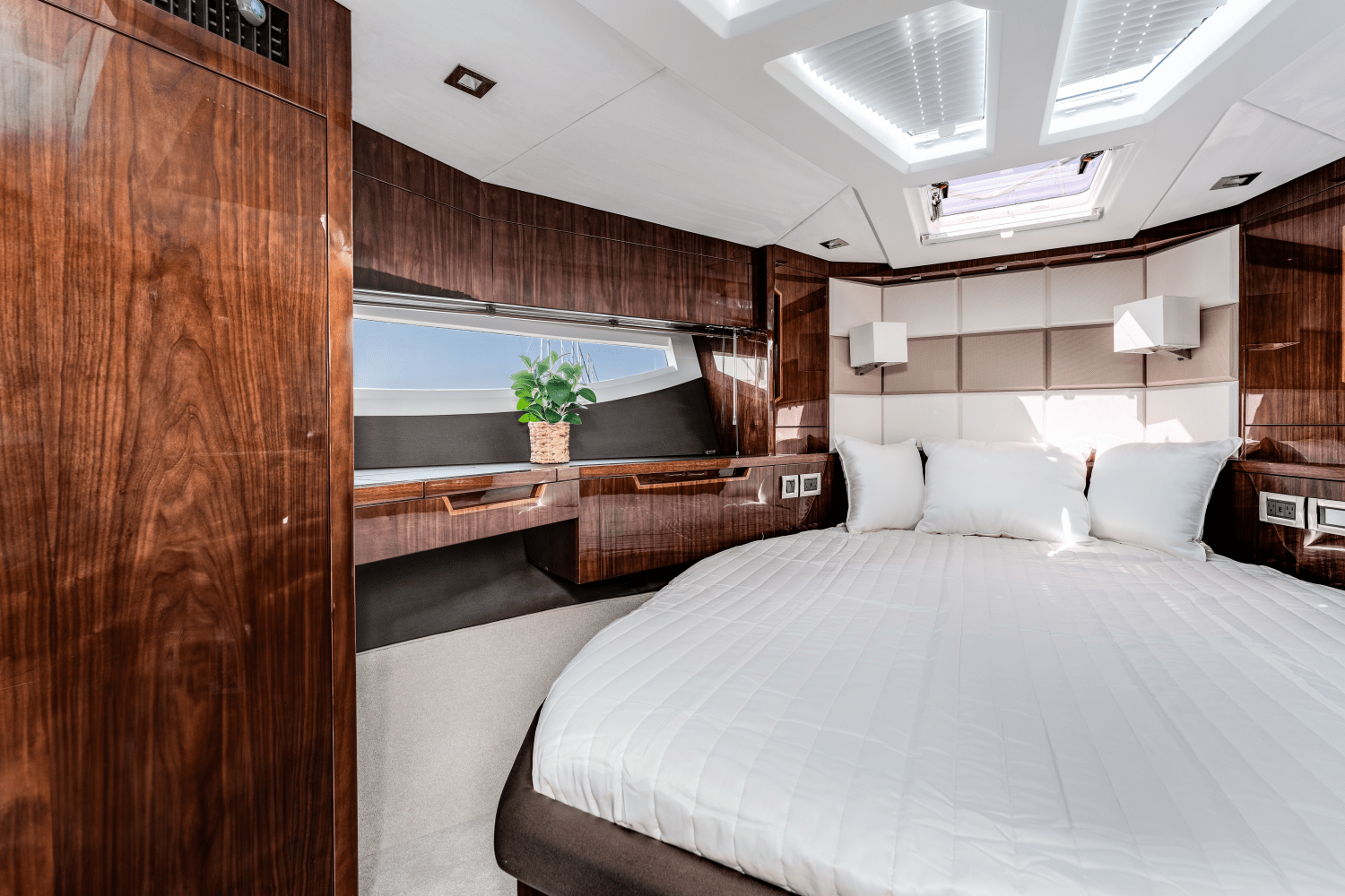 2023 Galeon
                                                             510 SKY Image Thumbnail #36