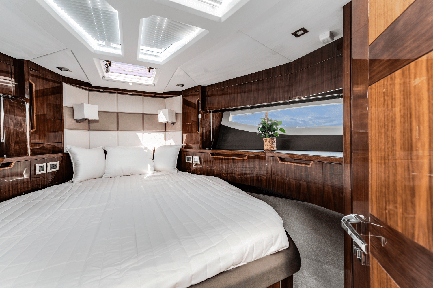 2023 Galeon
                                                             510 SKY Image Thumbnail #35