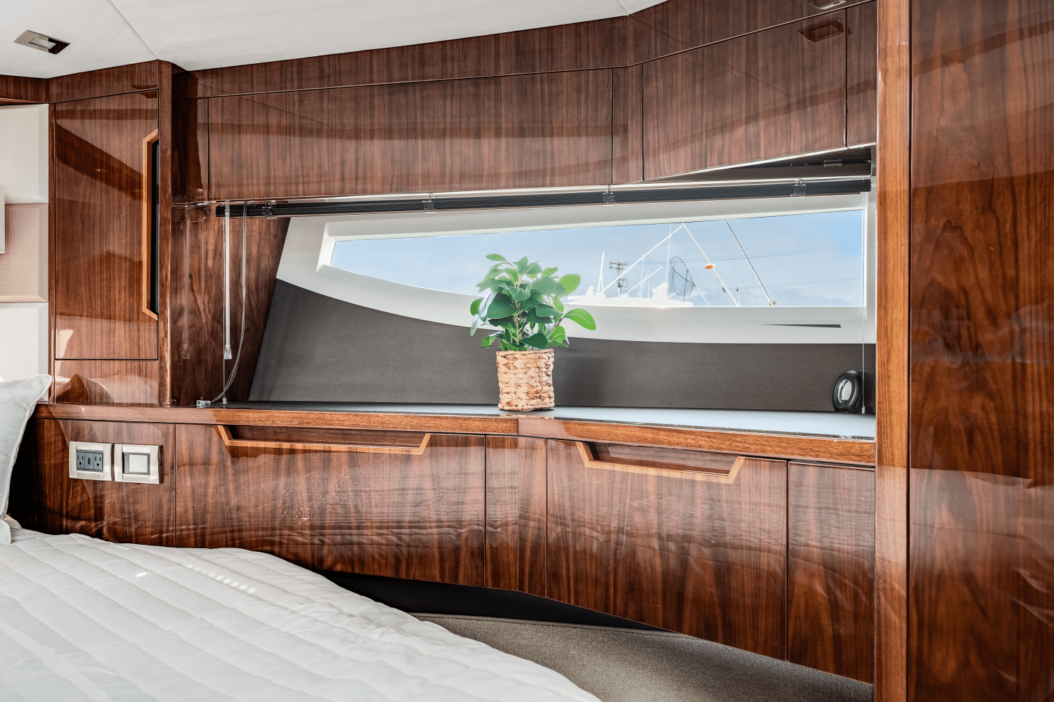 2023 Galeon
                                                             510 SKY Image Thumbnail #38
