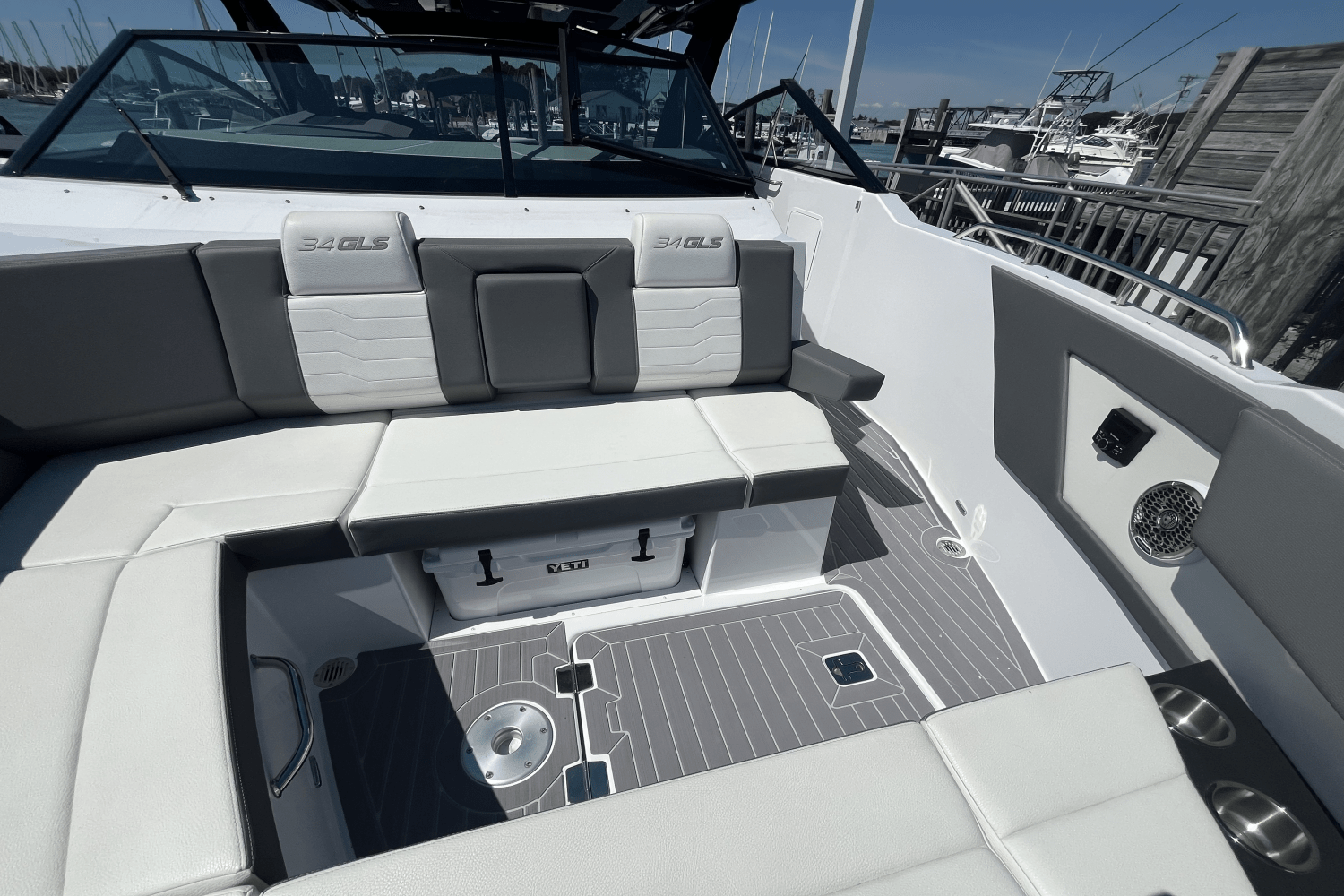 2024 Cruisers Yachts 34 GLS Outboard Image Thumbnail #28