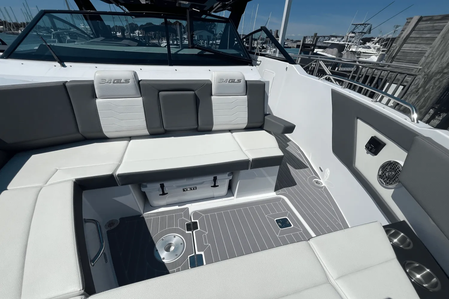 2024 Cruisers Yachts 34 GLS Outboard Image Thumbnail #28