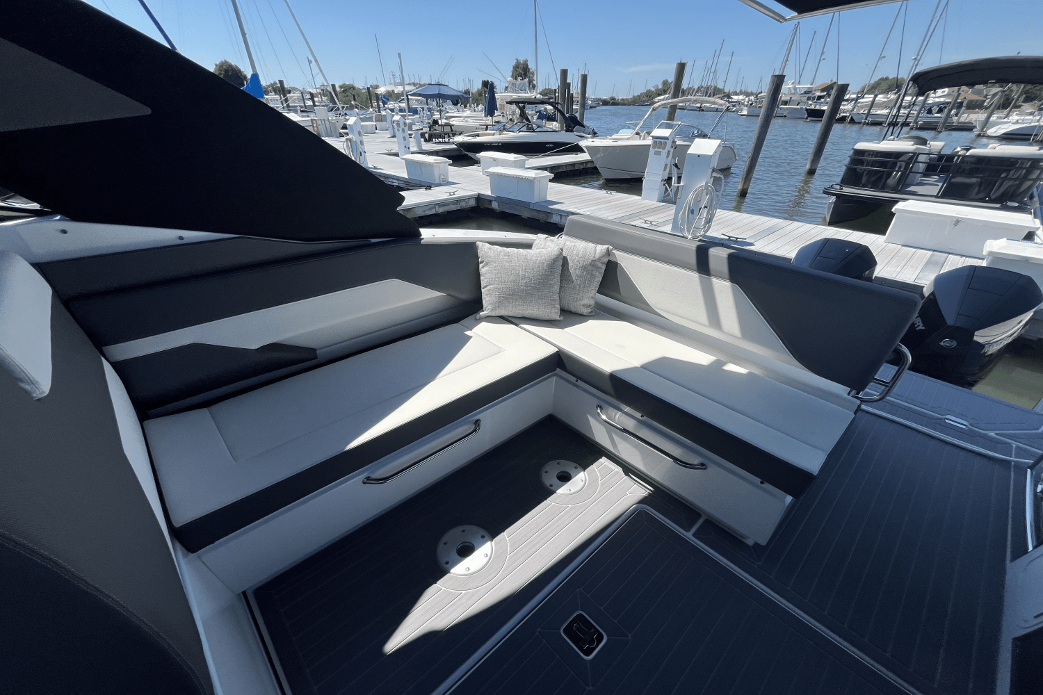 2024 Cruisers Yachts 34 GLS Outboard Image Thumbnail #2