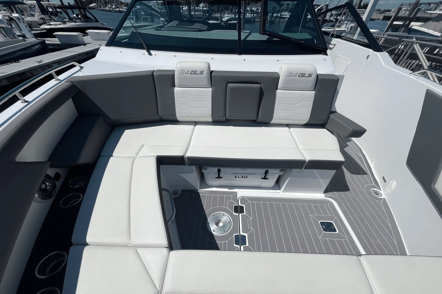 2024 Cruisers Yachts 34 GLS Outboard Image Thumbnail #27