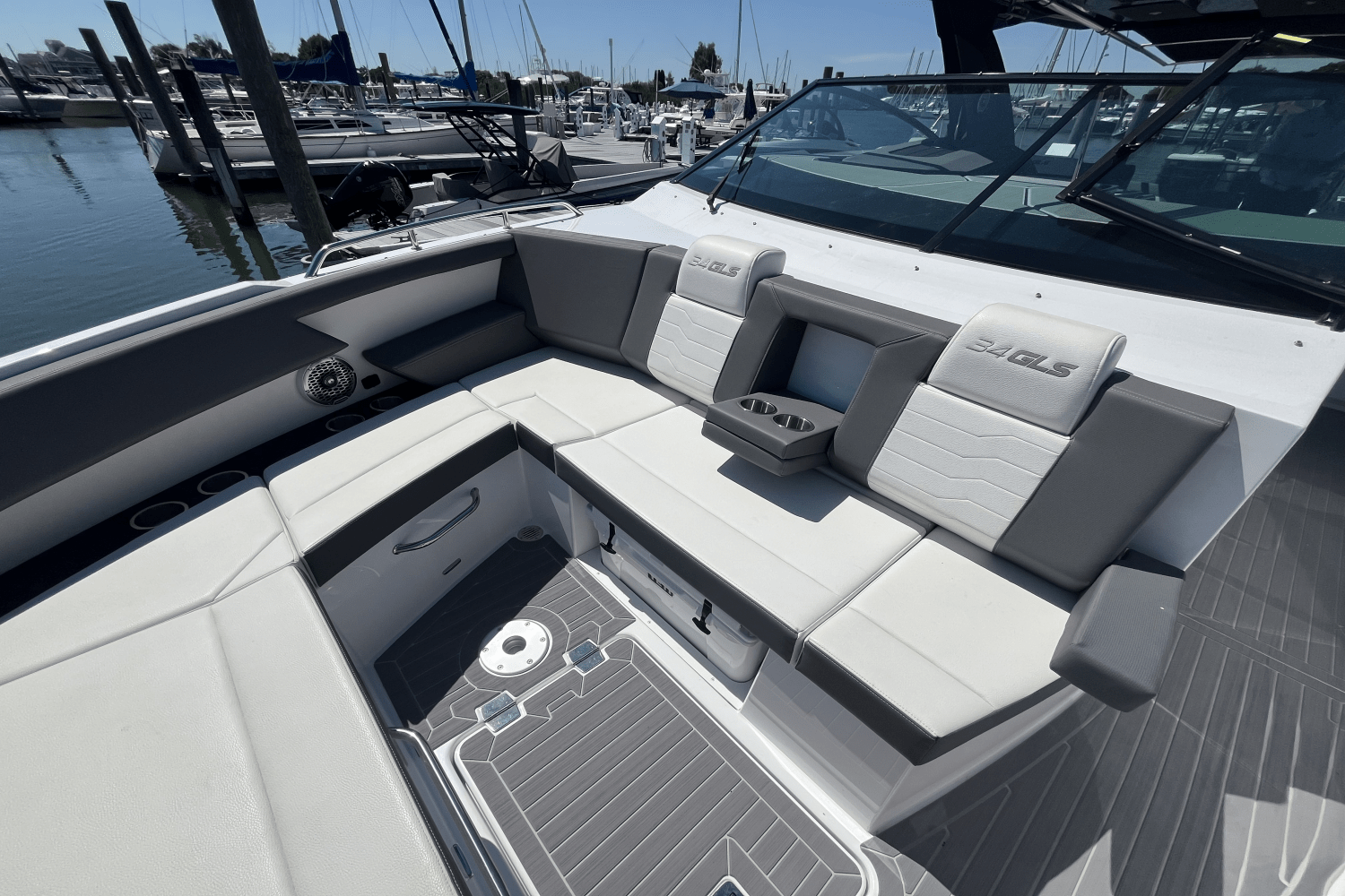 2024 Cruisers Yachts 34 GLS Outboard Image Thumbnail #26