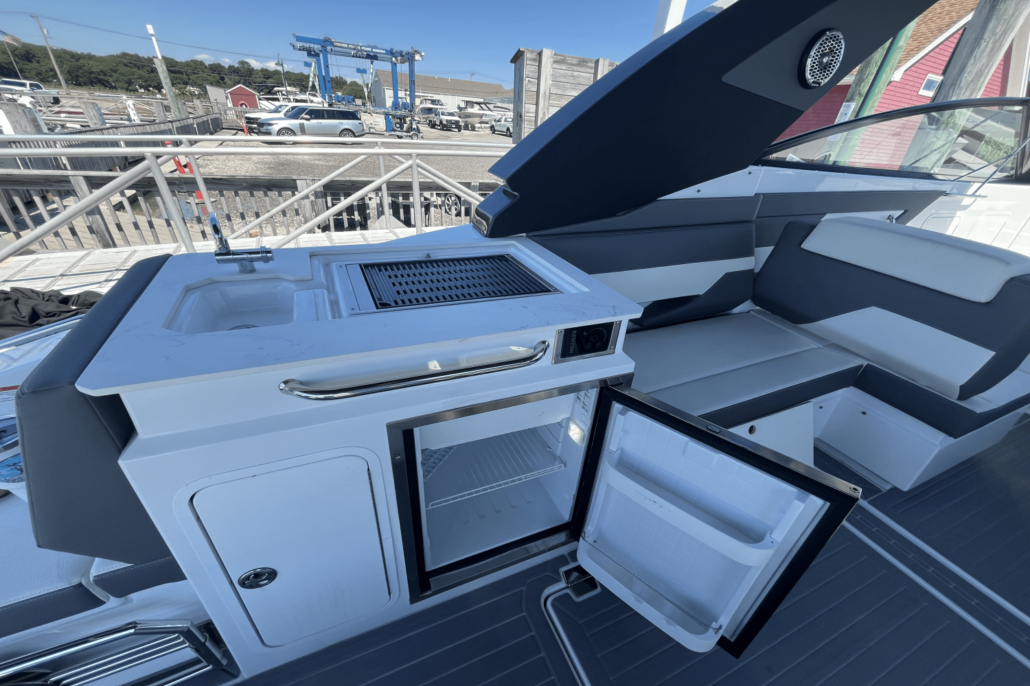 2024 Cruisers Yachts 34 GLS Outboard Image Thumbnail #5
