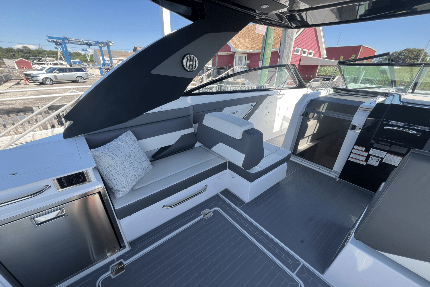 2024 Cruisers Yachts 34 GLS Outboard Image Thumbnail #7
