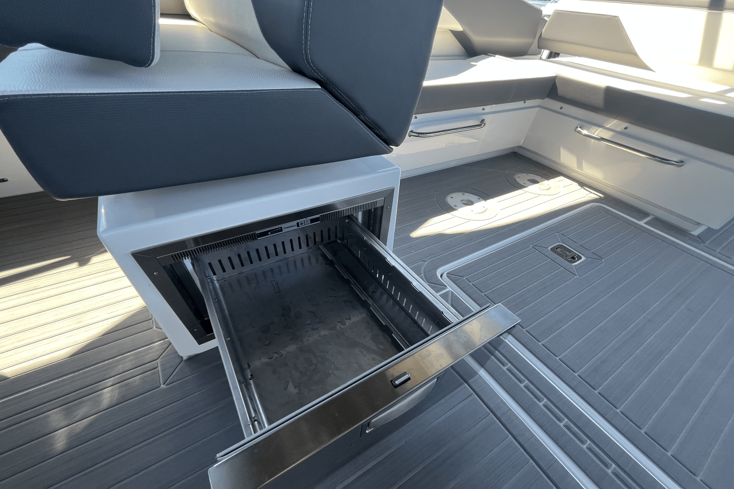 2024 Cruisers Yachts 34 GLS Outboard Image Thumbnail #8