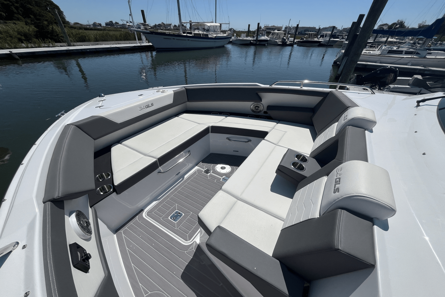 2024 Cruisers Yachts 34 GLS Outboard Image Thumbnail #24