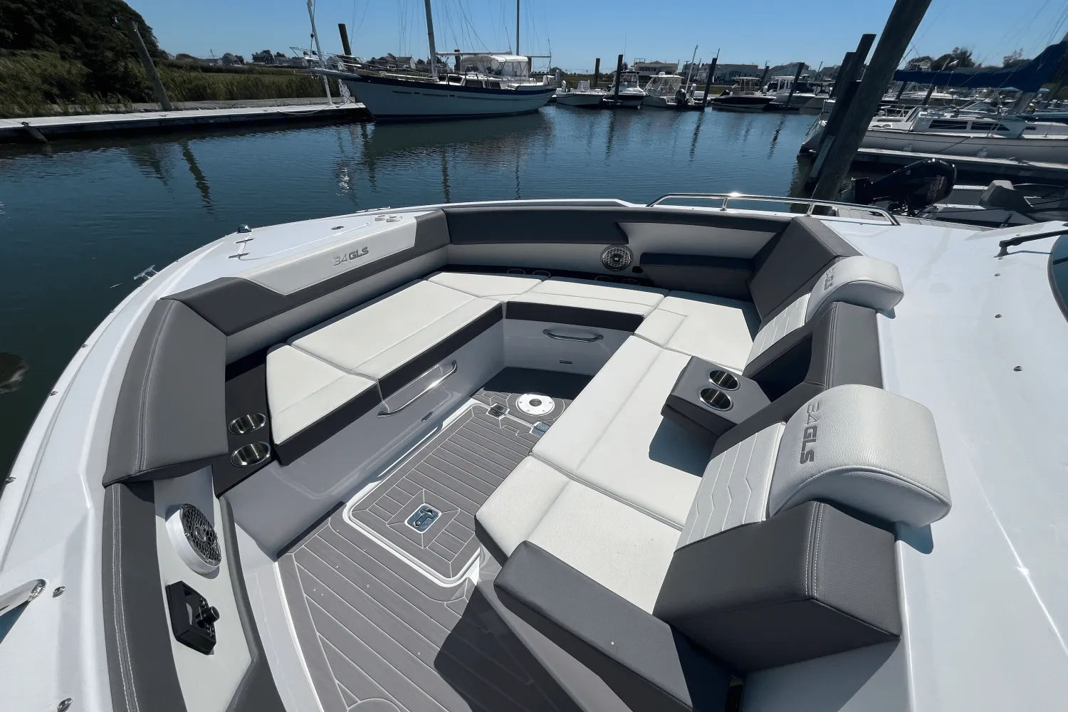 2024 Cruisers Yachts 34 GLS Outboard Image Thumbnail #24