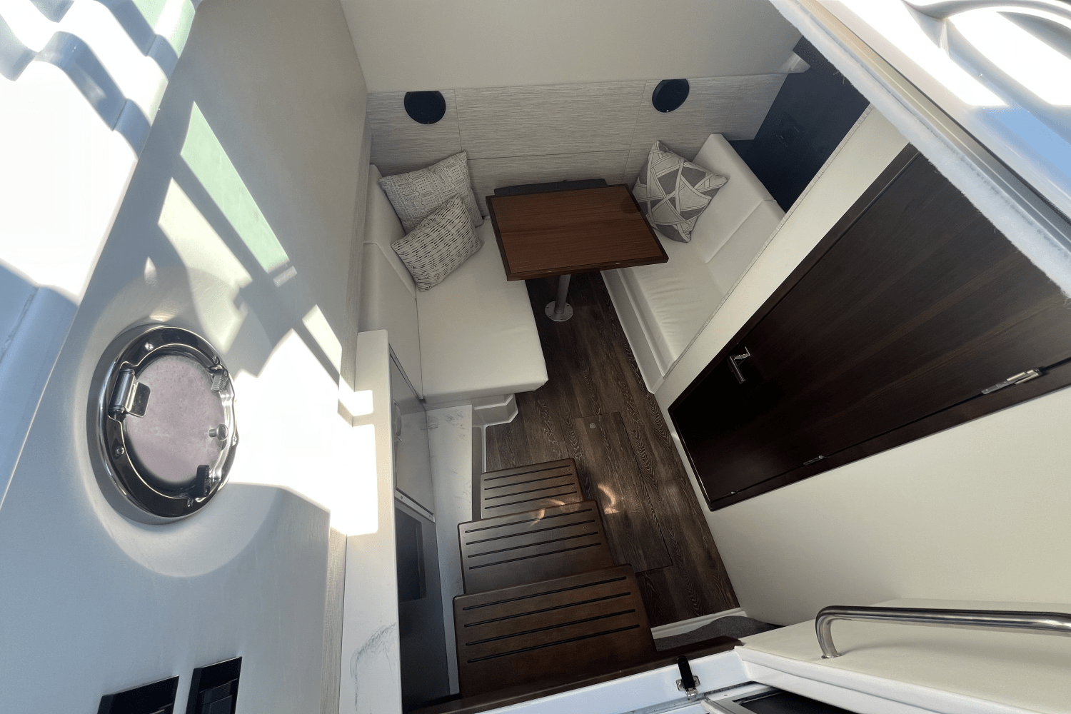 2024 Cruisers Yachts 34 GLS Outboard Image Thumbnail #13