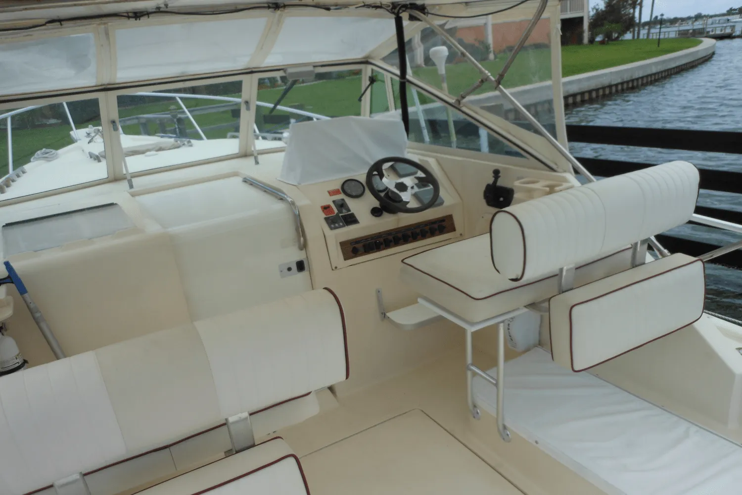 2001 Mainship PILOT 30 Image Thumbnail #42