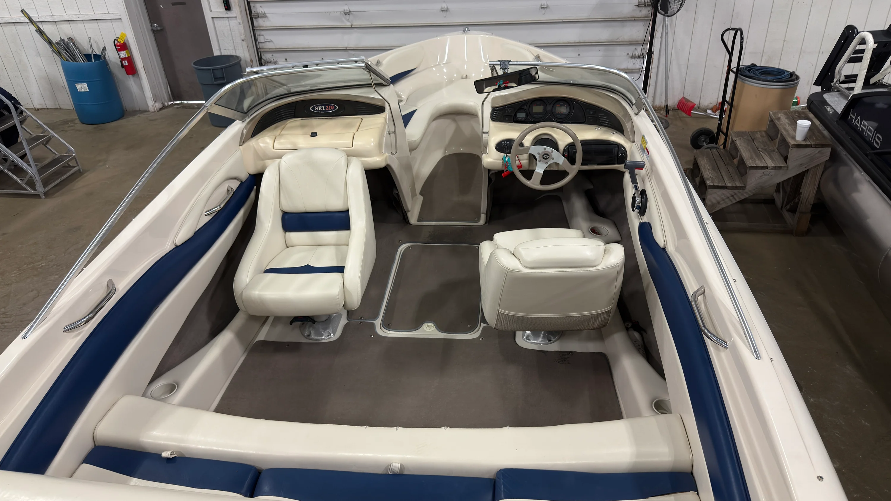 2002 Larson 210 SEI Image Thumbnail #5