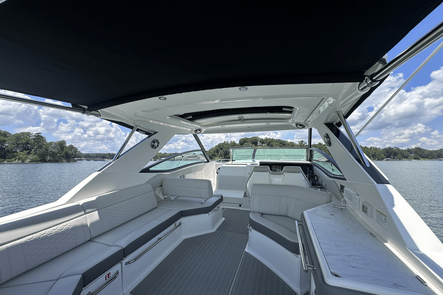2025 Sea Ray Sundancer 320 Image Thumbnail #16