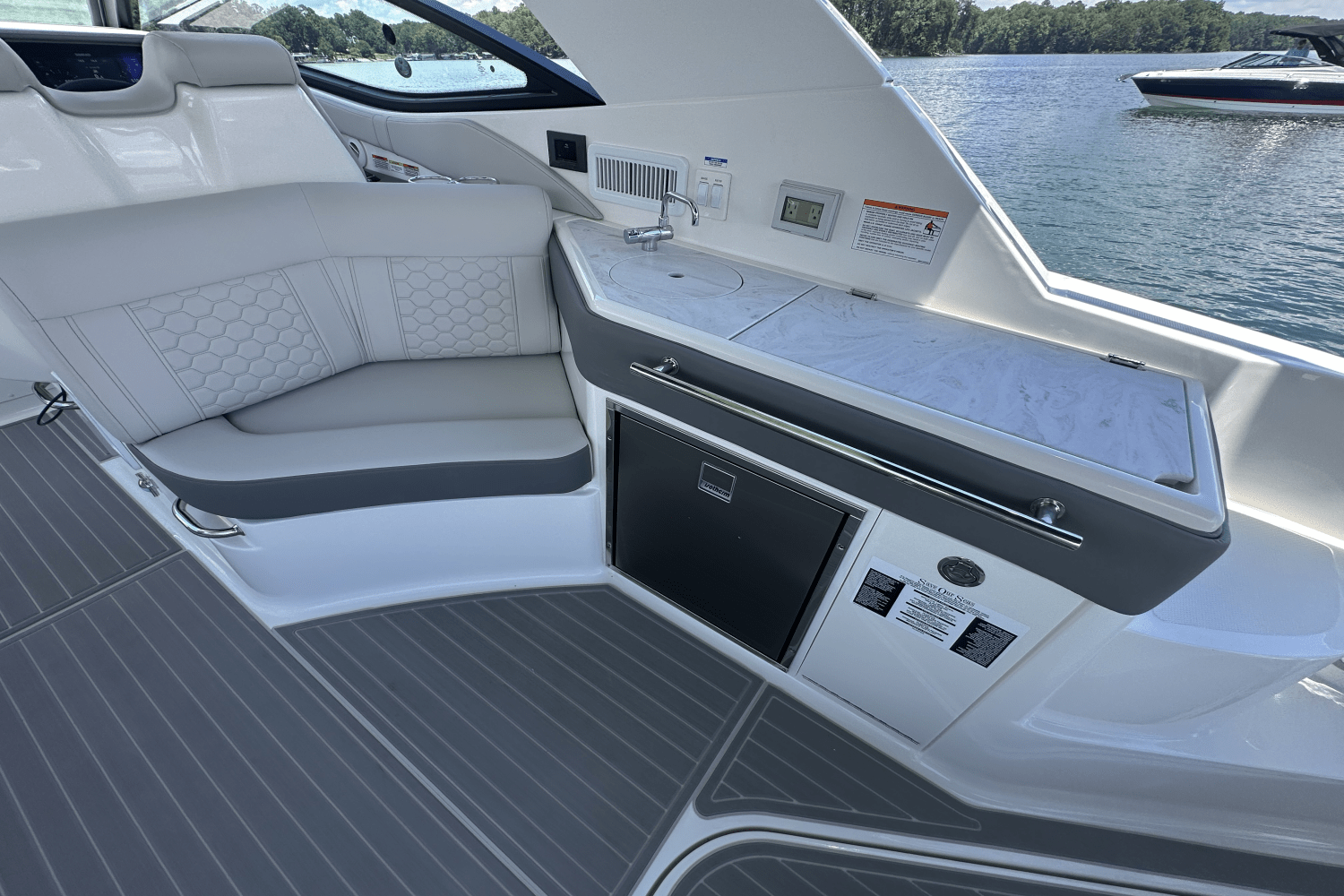 2025 Sea Ray Sundancer 320 Image Thumbnail #18