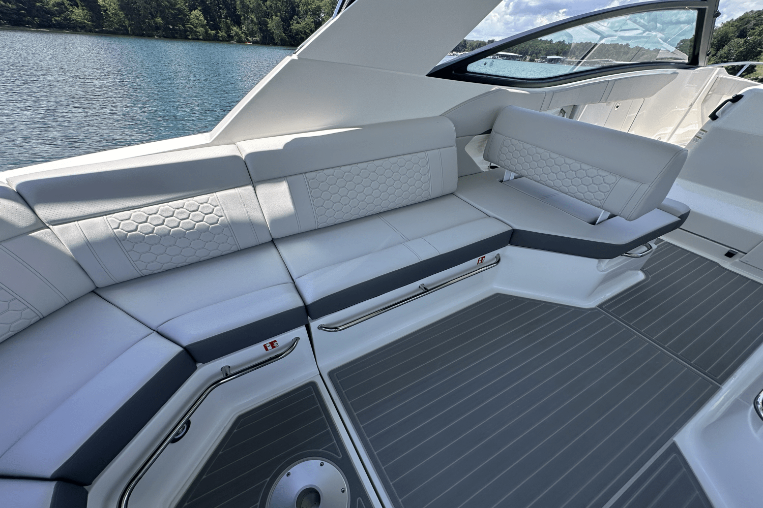 2025 Sea Ray Sundancer 320 Image Thumbnail #17