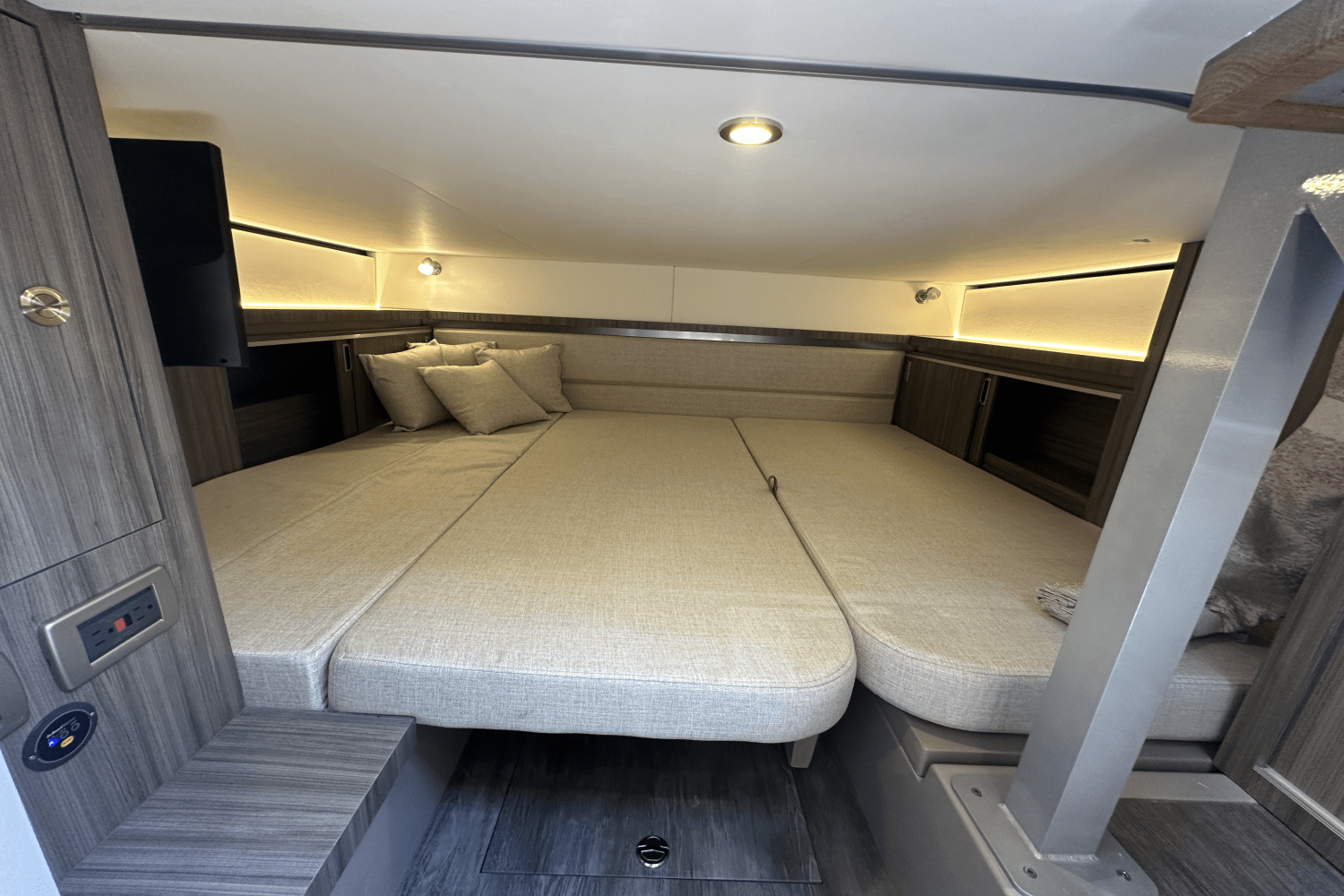 2025 Sea Ray Sundancer 320 Image Thumbnail #31