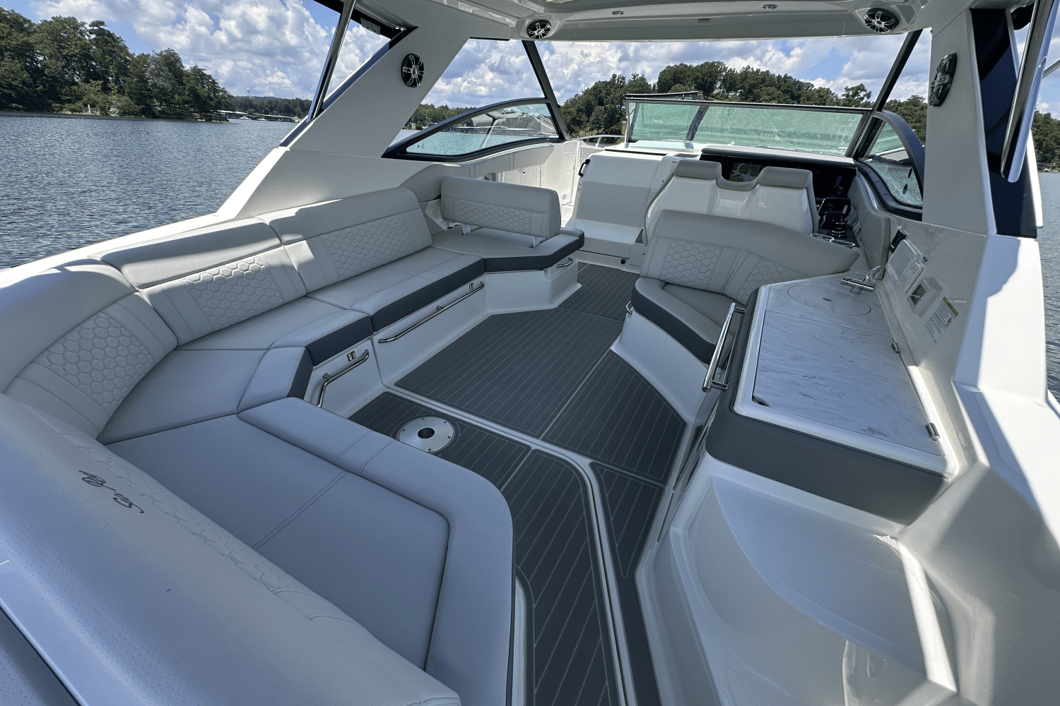 2025 Sea Ray Sundancer 320 Image Thumbnail #15