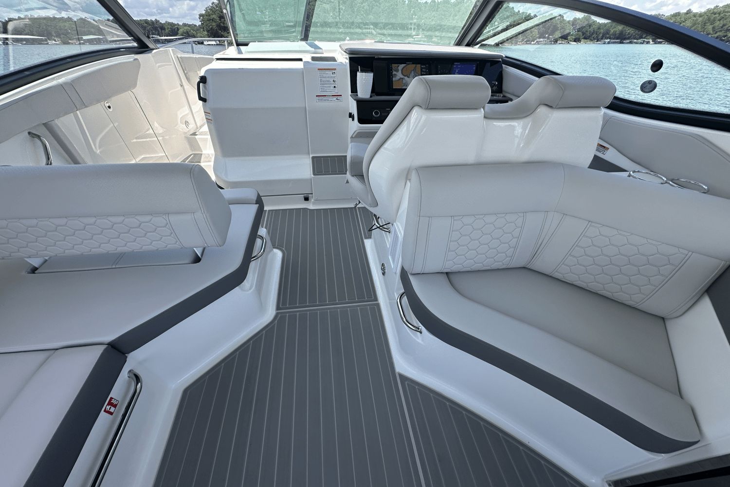 2025 Sea Ray Sundancer 320 Image Thumbnail #20