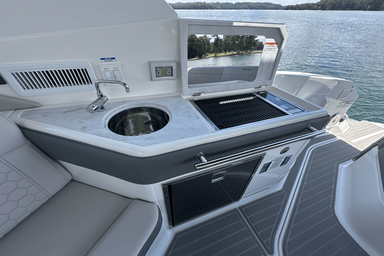 2025 Sea Ray Sundancer 320 Image Thumbnail #19