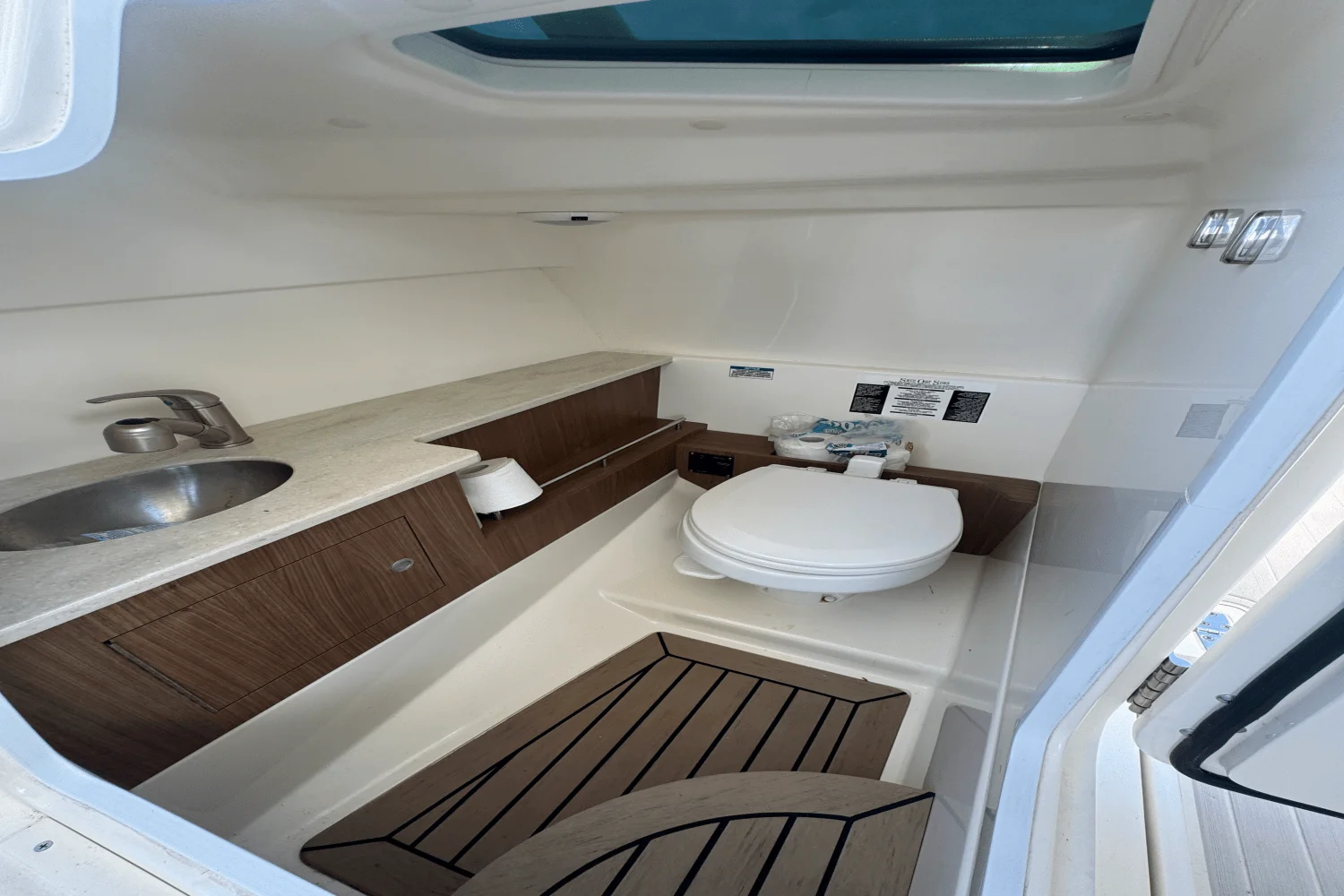 2015 Boston Whaler 270 VANTAGE Image Thumbnail #25