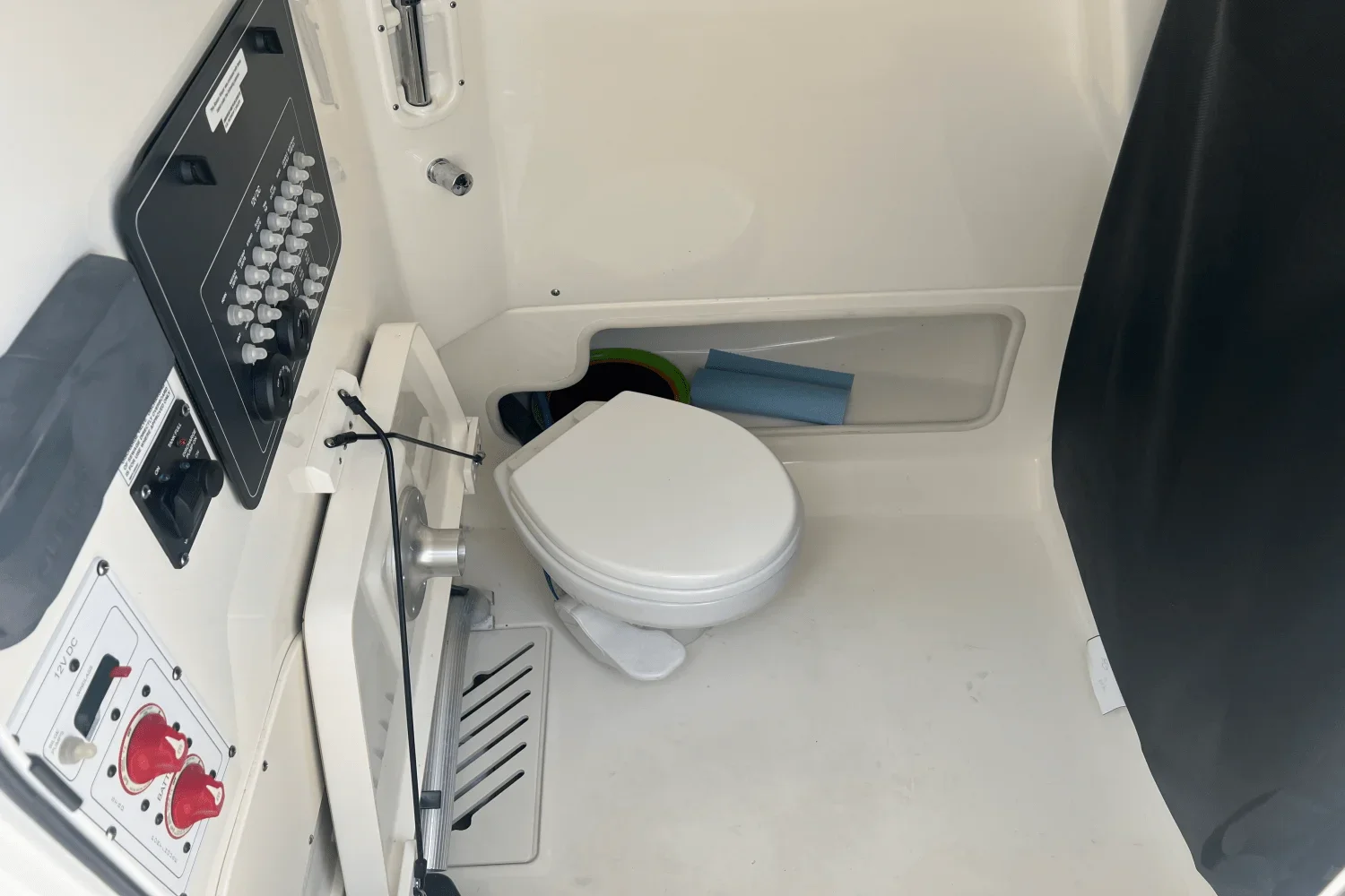 2022 Boston Whaler 250 OUTRAGE Image Thumbnail #11