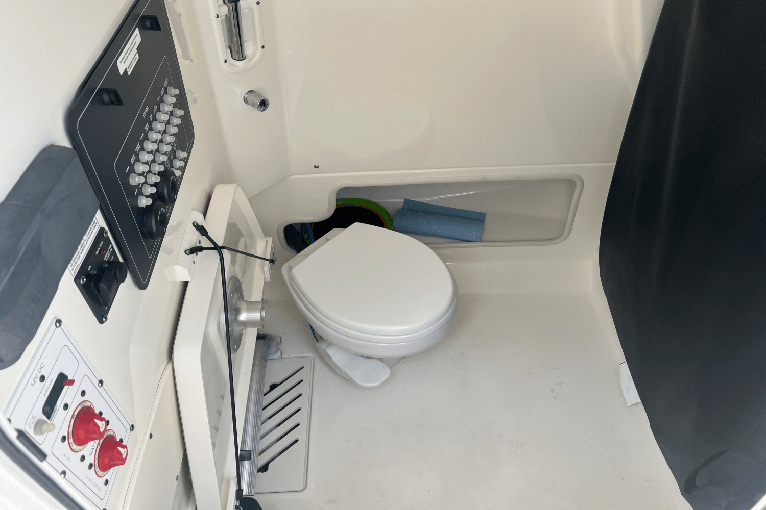 2022 Boston Whaler 250 OUTRAGE Image Thumbnail #10