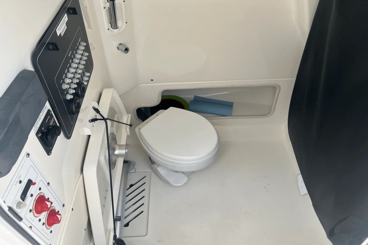 2022 Boston Whaler 250 OUTRAGE Image Thumbnail #10