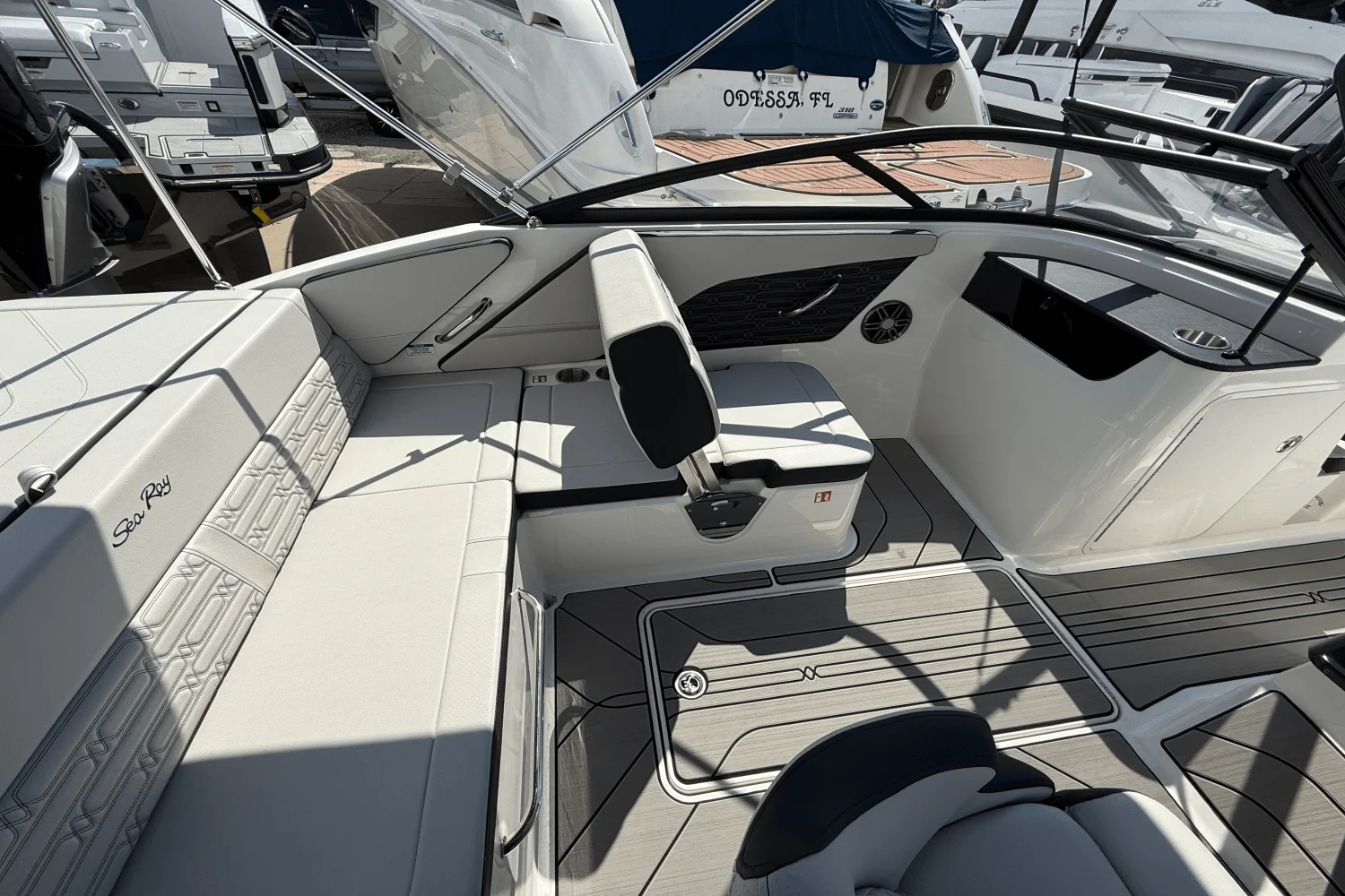 2025 Sea Ray SPX 190 Outboard Image Thumbnail #10