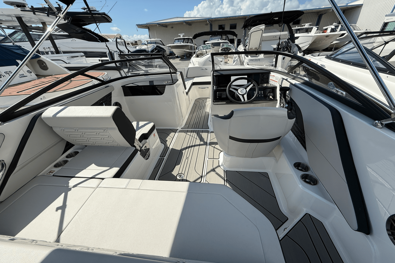 2025 Sea Ray SPX 190 Outboard Image Thumbnail #4