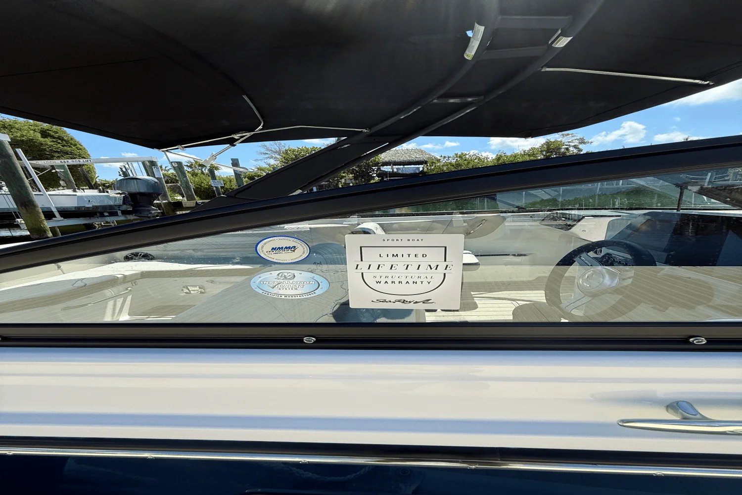 2025 Sea Ray SDX 270 Outboard Image Thumbnail #3