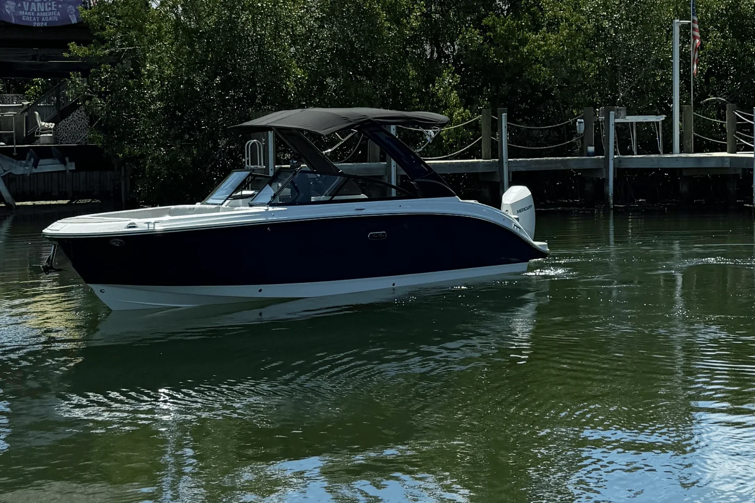 2025 Sea Ray SDX 270 Outboard Image Thumbnail #7