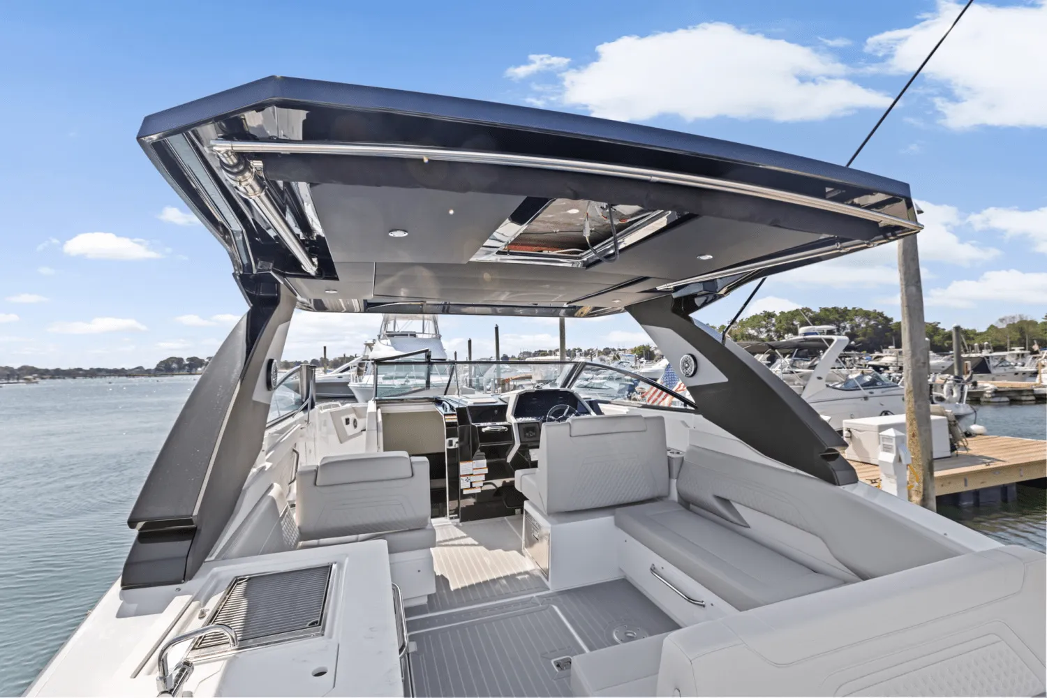 2026 Cruisers Yachts 34 GLS Outboard Image Thumbnail #12