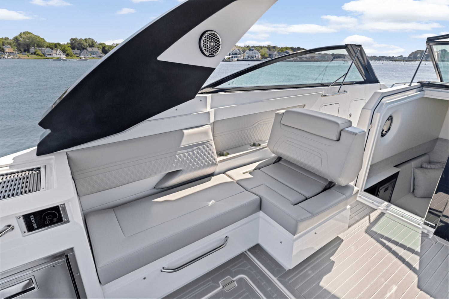 2026 Cruisers Yachts 34 GLS Outboard Image Thumbnail #16