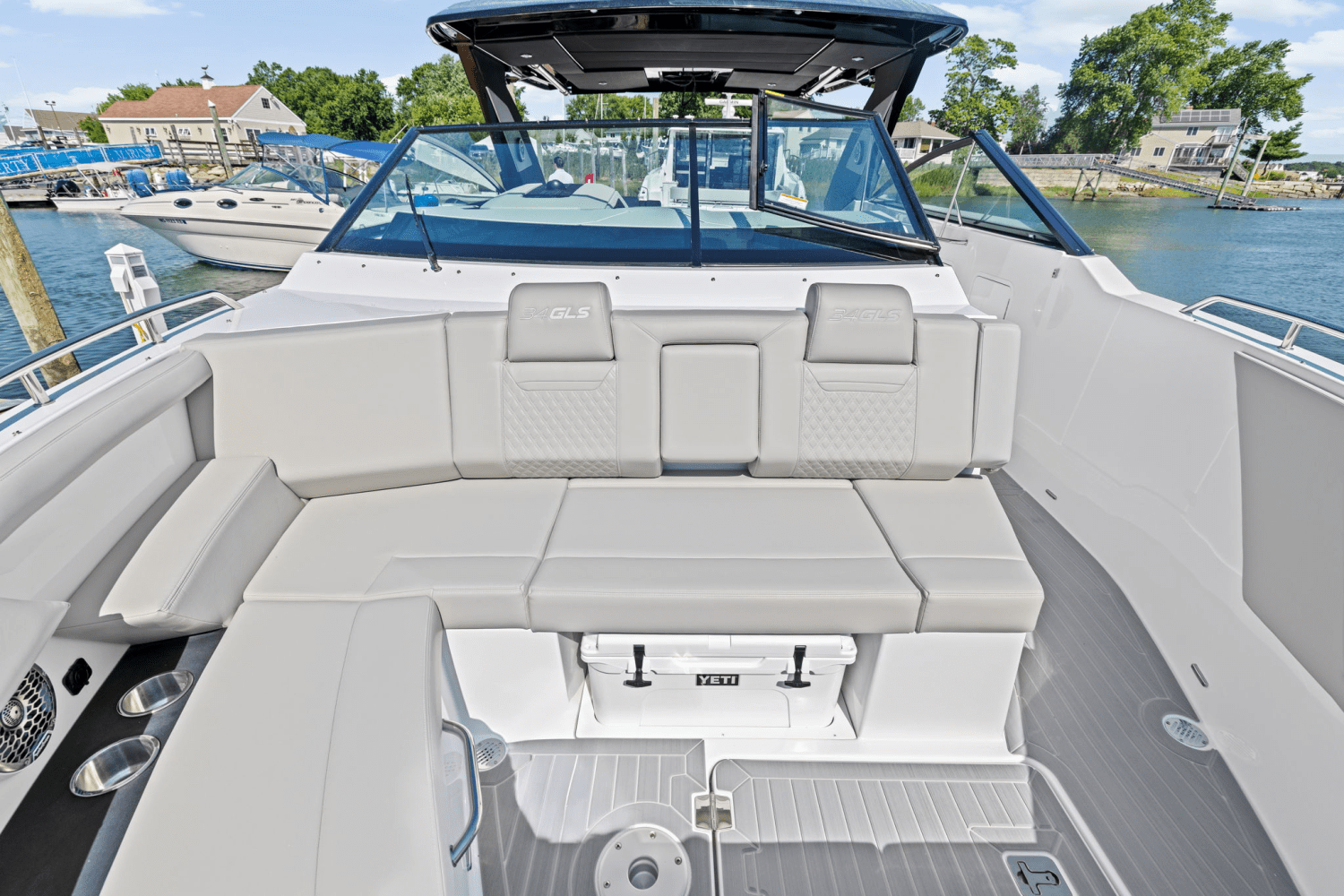 2026 Cruisers Yachts 34 GLS Outboard Image Thumbnail #59