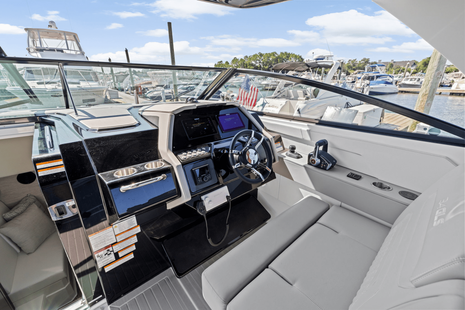 2026 Cruisers Yachts 34 GLS Outboard Image Thumbnail #22