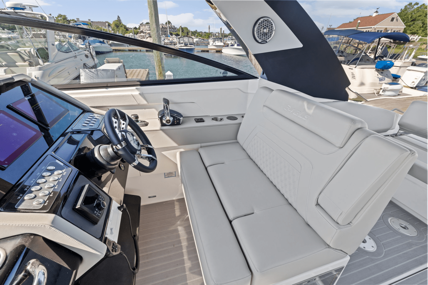 2026 Cruisers Yachts 34 GLS Outboard Image Thumbnail #19