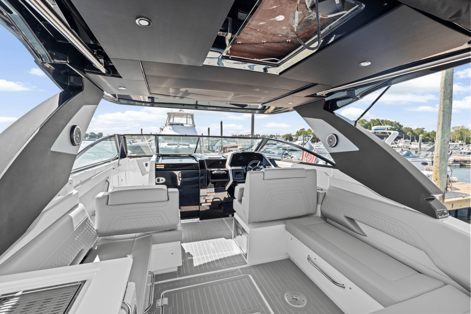 2026 Cruisers Yachts 34 GLS Outboard Image Thumbnail #14