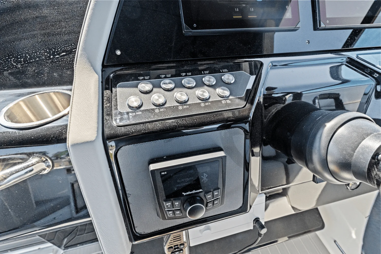 2026 Cruisers Yachts 34 GLS Outboard Image Thumbnail #27