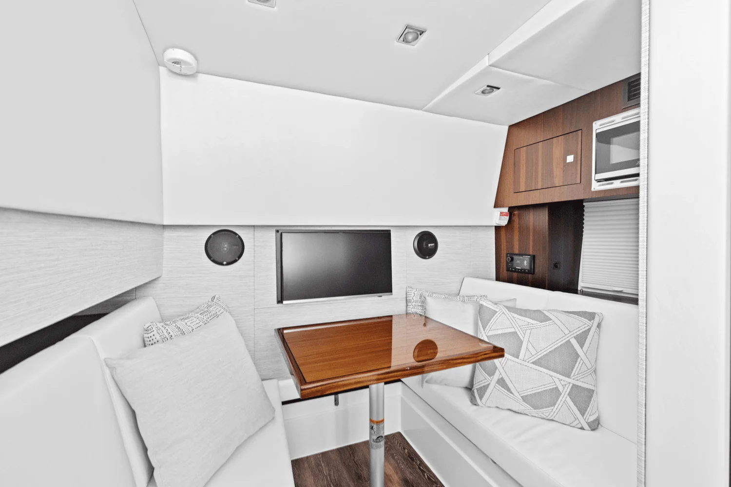 2026 Cruisers Yachts 34 GLS Outboard Image Thumbnail #36