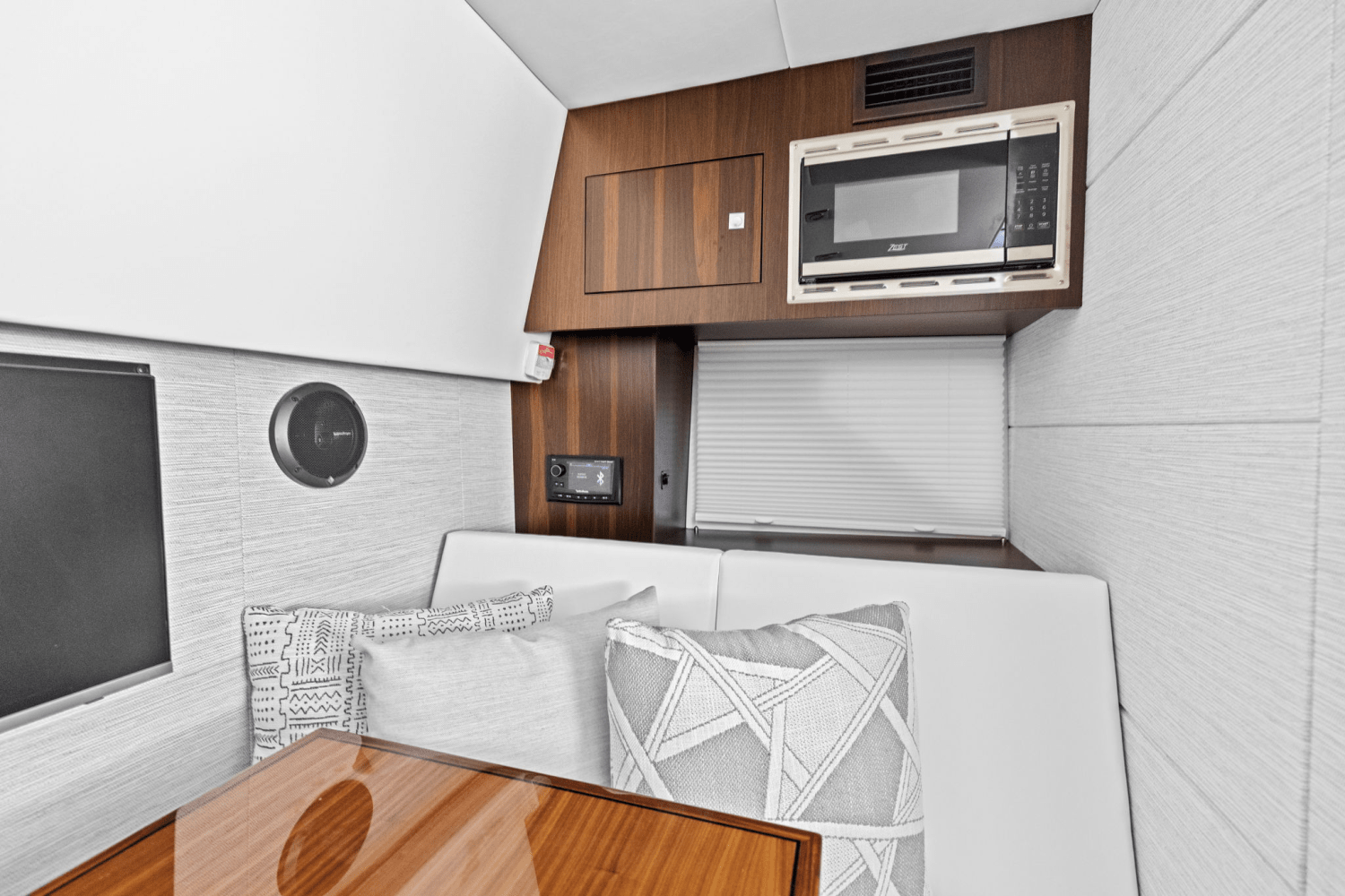 2026 Cruisers Yachts 34 GLS Outboard Image Thumbnail #39