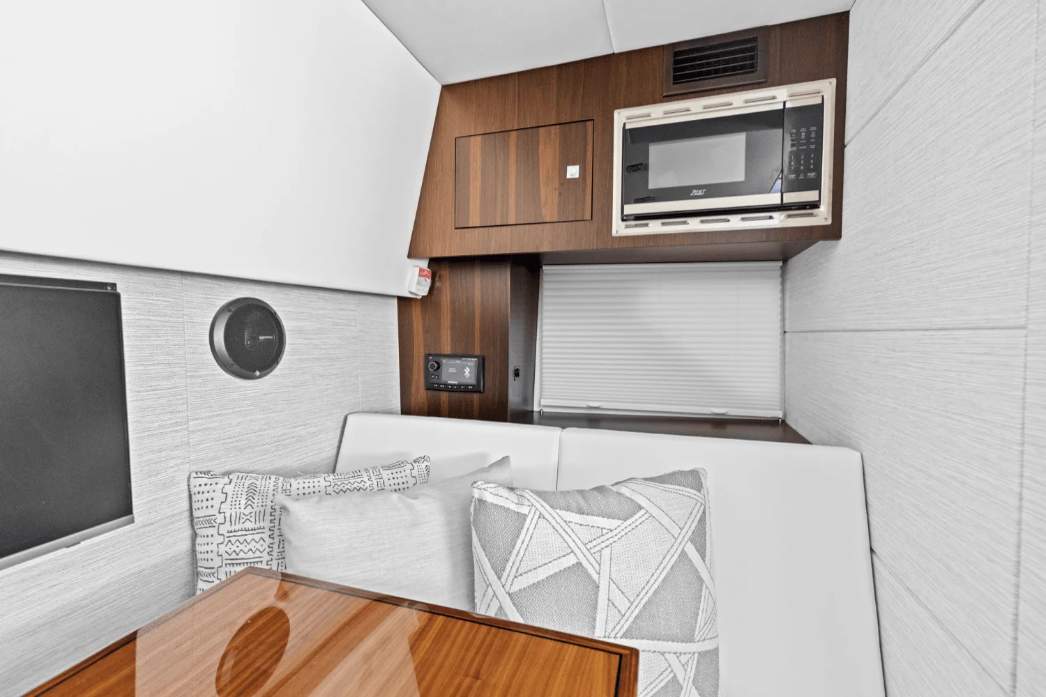 2026 Cruisers Yachts 34 GLS Outboard Image Thumbnail #39