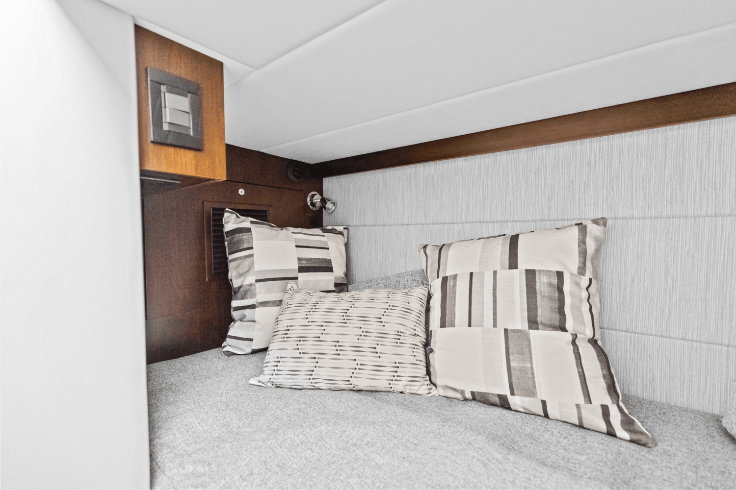 2026 Cruisers Yachts 34 GLS Outboard Image Thumbnail #50